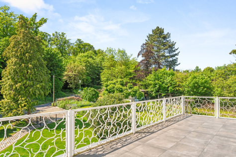 Dreifamilienhaus mit besonderem Charme – ruhig am Waldrand mit herrlichem Blick über Kassel, 34130 Kassel, Stadthaus zum Kauf
